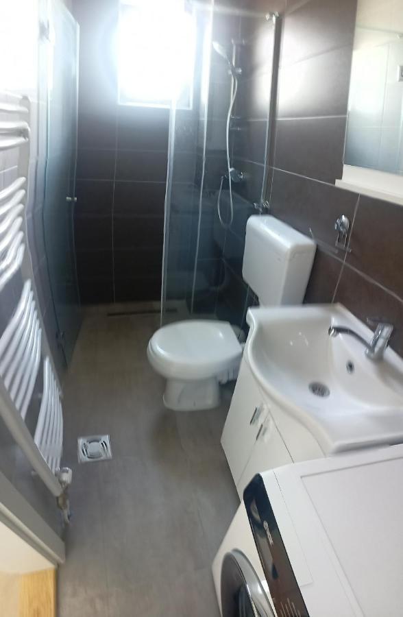 Lane Apartment *